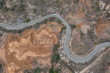 La Union, Murcia 'da çöl bölgesinde kuleleri olan terk edilmiş bir madenin hava manzaralı güzel bir yolu..