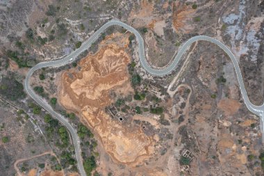 La Union, Murcia 'da çöl bölgesinde kuleleri olan terk edilmiş bir madenin hava manzaralı güzel bir yolu..