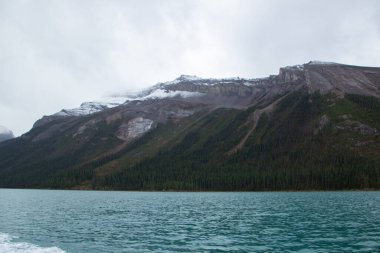 Maligne Gölü 'nden Sonbaharda karla dolu Maligne Dağı, Jasper, Kanada.