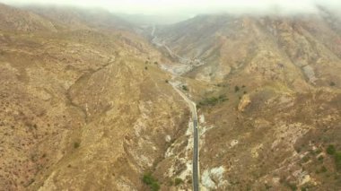 Bulutlu bir günde denizin yakınındaki Murcia yolunun havadan görüntüsü.