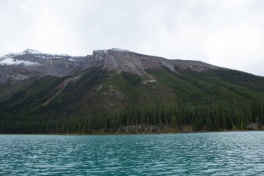 Maligne Gölü 'nden Sonbaharda karla dolu Maligne Dağı, Jasper, Kanada.