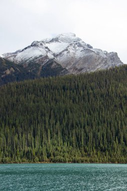 Maligne Gölü 'nden Sonbaharda karla dolu Maligne Dağı, Jasper, Kanada.
