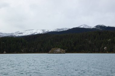 Maligne Gölü 'nden Sonbaharda karla dolu Maligne Dağı, Jasper, Kanada.