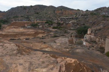 La Union, Murcia 'da çöl bölgesinde kuleleri olan terk edilmiş bir madenin havadan görüntüsü..