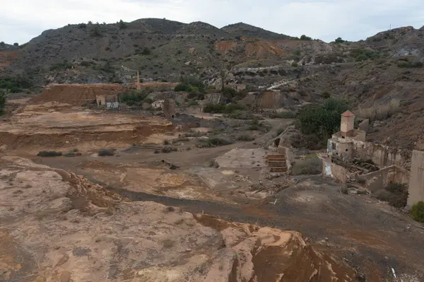 La Union, Murcia 'da çöl bölgesinde kuleleri olan terk edilmiş bir madenin havadan görüntüsü..