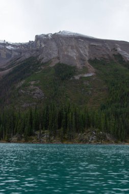 Maligne Gölü 'nden Sonbaharda karla dolu Maligne Dağı, Jasper, Kanada.