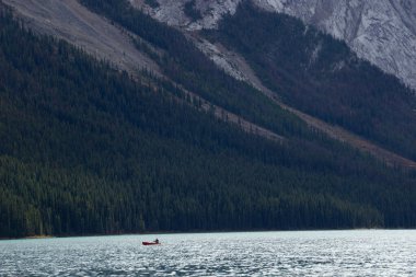 Jasper Ulusal Parkı 'ndaki Maligne Gölü' nde ziyaretçiler kayak yapıyor.
