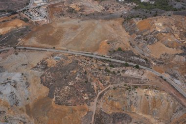 Kurak dağlar arasında Murcia 'da bölgesel bir yol manzarası