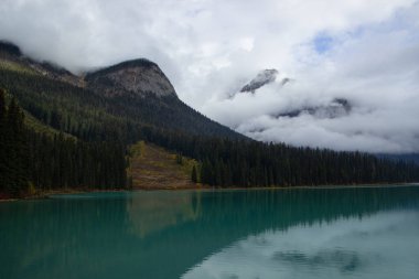 Maligne Gölü 'nden Sonbaharda karla dolu Maligne Dağı, Jasper, Kanada.