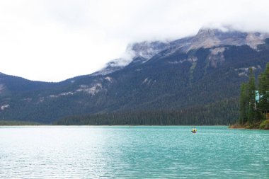 Jasper Ulusal Parkı 'ndaki Maligne Gölü' nde ziyaretçiler kayak yapıyor.