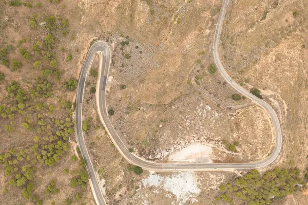 La Union, Murcia 'da bir çöl bölgesindeki S şeklinde güzel bir yolun hava manzarası..