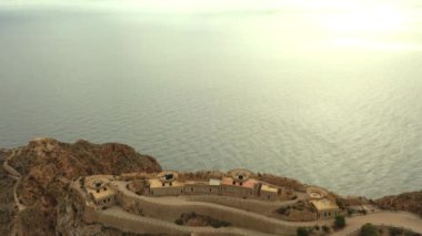 Cartagena, Murcia 'daki Los Castillitos' un terk edilmiş askeri kuvvetlerinin hava görüntüsü.