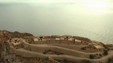 Cartagena, Murcia 'daki Los Castillitos' un terk edilmiş askeri kuvvetlerinin hava görüntüsü.
