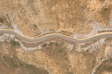 La Union, Murcia 'da bir çöl bölgesindeki S şeklinde güzel bir yolun hava manzarası..