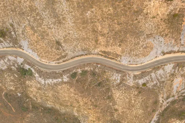 La Union, Murcia 'da bir çöl bölgesindeki S şeklinde güzel bir yolun hava manzarası..