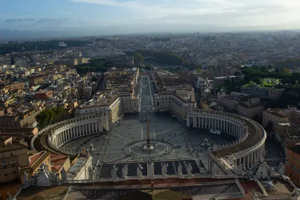 San Pietro Kubbesi 'nden San Pietro Meydanı manzarası.