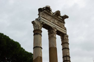 11 Eylül 2023 İtalya, Via dell Arco di Settimio, Vespasian ve Titus Tapınağı 'nın kalıntıları (Tempio di Vespasiano e Tito