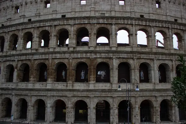 Roma 'da kolezyum, İtalya, bulutlu gökyüzü