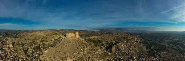 İspanya 'nın Murcia bölgesindeki etkileyici ortaçağ şatosu Mula' nın sarp ve kayalık bir tepede panoramik hava manzarası.