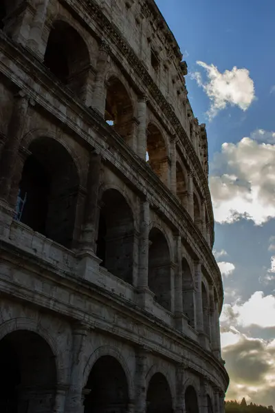 Roma 'da kolezyum, İtalya, bulutlu gökyüzü
