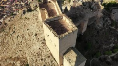 İspanya, Murcia bölgesindeki Mula 'nın etkileyici ortaçağ şatosunun sarp ve kayalık bir tepe üzerindeki hava manzarası.