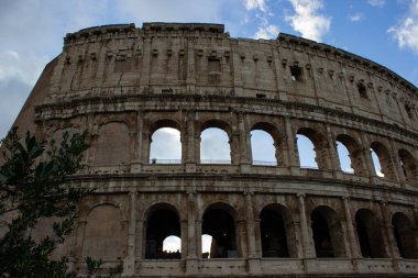 Roma 'da kolezyum, İtalya, bulutlu gökyüzü