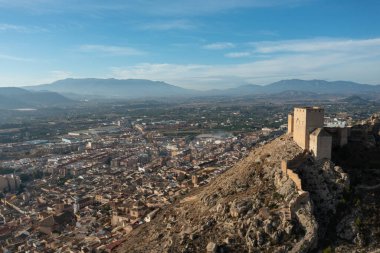 İspanya, Murcia bölgesindeki Mula 'nın etkileyici ortaçağ şatosunun sarp ve kayalık bir tepe üzerindeki hava manzarası.