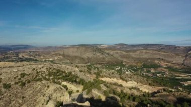 İspanya, Murcia bölgesindeki Mula 'nın etkileyici ortaçağ şatosunun sarp ve kayalık bir tepe üzerindeki hava manzarası.