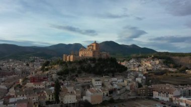 Caravaca De La Cruz Bazilikası 'nın ve şehrin geri kalanının günbatımında İspanya' da Murcia yakınlarındaki bir hac alanı..