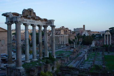 11 Eylül 2023 İtalya, Via dell Arco di Settimio, Vespasian ve Titus Tapınağı 'nın kalıntıları (Tempio di Vespasiano e Tito