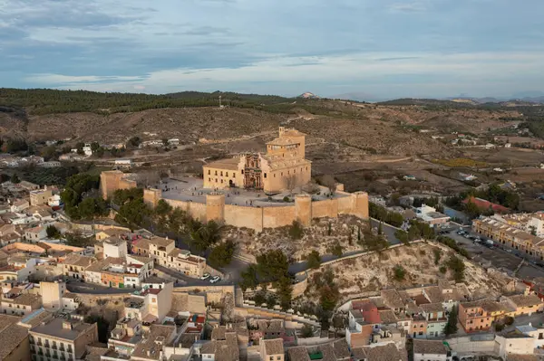 Caravaca De La Cruz Bazilikası 'nın ve şehrin geri kalanının günbatımında İspanya' da Murcia yakınlarındaki bir hac alanı..