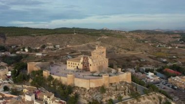 Caravaca De La Cruz Bazilikası 'nın ve şehrin geri kalanının günbatımında İspanya' da Murcia yakınlarındaki bir hac alanı..