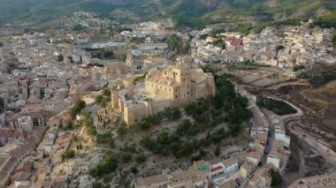 Caravaca De La Cruz Bazilikası 'nın ve şehrin geri kalanının günbatımında İspanya' da Murcia yakınlarındaki bir hac alanı..