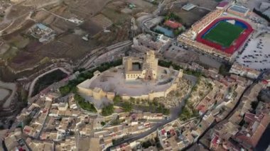 Caravaca De La Cruz Bazilikası 'nın ve şehrin geri kalanının günbatımında İspanya' da Murcia yakınlarındaki bir hac alanı..
