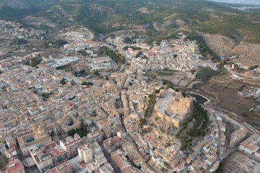 Caravaca De La Cruz Bazilikası 'nın ve şehrin geri kalanının günbatımında İspanya' da Murcia yakınlarındaki bir hac alanı..