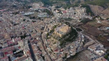 Caravaca De La Cruz Bazilikası 'nın ve şehrin geri kalanının günbatımında İspanya' da Murcia yakınlarındaki bir hac alanı..