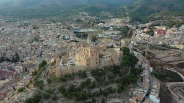 Caravaca De La Cruz Bazilikası 'nın ve şehrin geri kalanının günbatımında İspanya' da Murcia yakınlarındaki bir hac alanı..