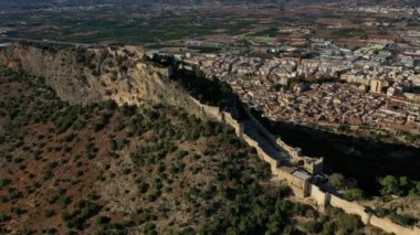 İspanya 'nın Valencia kentindeki Xativa köyünün hava manzarası.