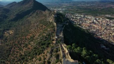 İspanya 'nın Valencia kentindeki Xativa köyünün hava manzarası.