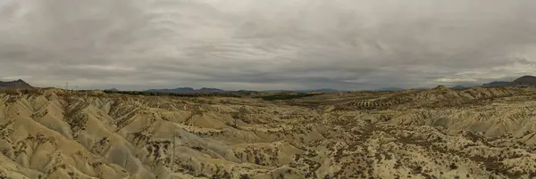 İspanya 'nın Murcia kentindeki Abanilla Çölü veya Mahoya Çölü' nün kurak topraklarının inanılmaz şekillerinin panoramik hava görüntüsü.