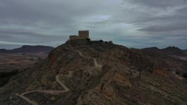 Jumilla Kalesi, Murcia, İspanya 'nın havadan görünüşü. Kulesi, ortaçağ duvarları ve bulutlu gökyüzü.