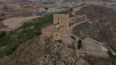 Jumilla Kalesi, Murcia, İspanya 'nın havadan görünüşü. Kulesi, ortaçağ duvarları ve bulutlu gökyüzü.