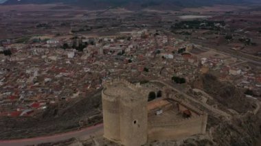 Jumilla Kalesi, Murcia, İspanya 'nın havadan görünüşü. Kulesi, ortaçağ duvarları ve bulutlu gökyüzü.