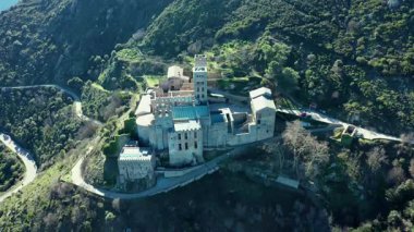 Cap de Creus doğal parkındaki Sant Pere de Rodes 'un hava manzarası. İspanya 'nın Katalonya eyaletinin kuzeydoğusunda Alt Emporda komününde yer alan eski bir Benedikt manastırıdır..