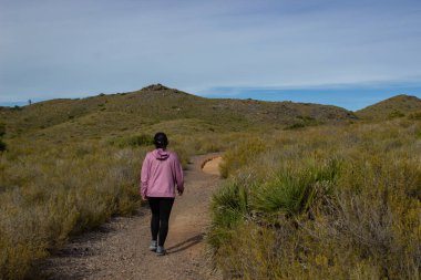 Murcia dağlarında yürüyüş yapan bir kadın.