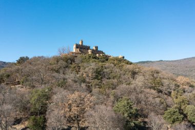 Cantallops, Katalonya, İspanya yakınlarındaki Requesens Kalesi 'nin hava manzarası