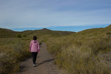 Murcia dağlarında yürüyüş yapan bir kadın.