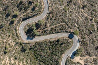 Costa Brava 'daki güzel S şeklindeki dağ yolunun havadan görünüşü.