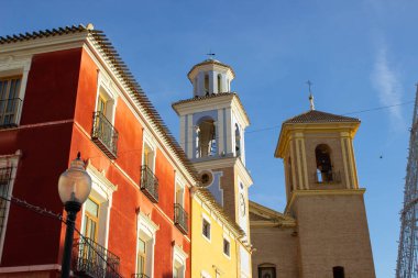 Mula 'nın merkezinde saat kulesi, açık bir günde, Murcia.