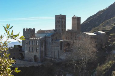Cap de Creus doğal parkındaki Sant Pere de Rodes 'un hava manzarası. İspanya 'nın Katalonya eyaletinin kuzeydoğusunda Alt Emporda komününde yer alan eski bir Benedikt manastırıdır..